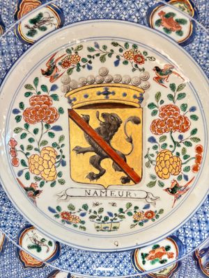 A large Chinese famille verte armorial 'Provinces' dish with the arms of Namur, Kangxi, ca. 1720 — 照片 2
