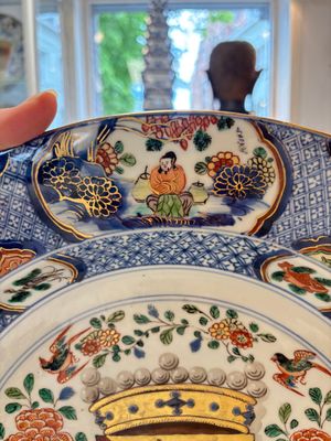 A large Chinese famille verte armorial 'Provinces' dish with the arms of Namur, Kangxi, ca. 1720 — 照片 3