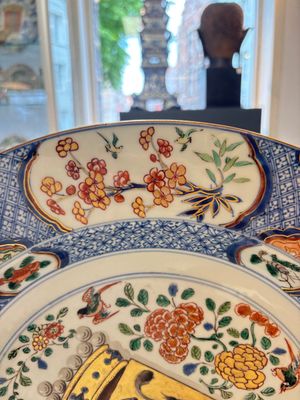 A large Chinese famille verte armorial 'Provinces' dish with the arms of Namur, Kangxi, ca. 1720 — 照片 4