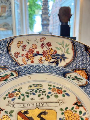A large Chinese famille verte armorial 'Provinces' dish with the arms of Namur, Kangxi, ca. 1720 — 照片 6