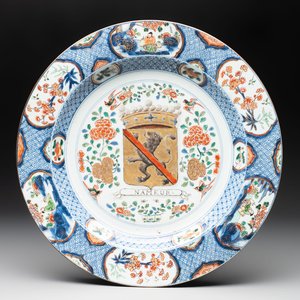 A large Chinese famille verte armorial 'Provinces' dish with the arms of Namur, Kangxi, ca. 1720 — 照片 1