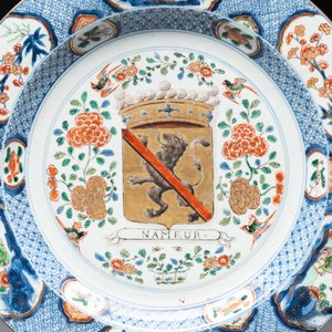 A large Chinese famille verte armorial 'Provinces' dish with the arms of Namur, Kangxi, ca. 1720 — 照片 2