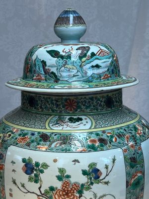 A large Chinese famille verte baluster vase and cover with animals, flowers and antiquities, Chenghua mark, 19th C. — photo 1