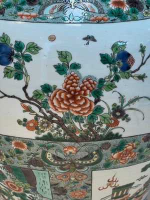 A large Chinese famille verte baluster vase and cover with animals, flowers and antiquities, Chenghua mark, 19th C. — photo 11