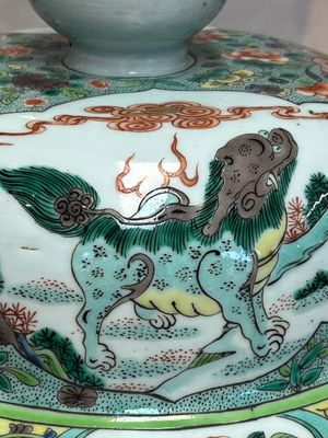 A large Chinese famille verte baluster vase and cover with animals, flowers and antiquities, Chenghua mark, 19th C. — photo 12