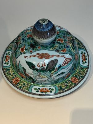 A large Chinese famille verte baluster vase and cover with animals, flowers and antiquities, Chenghua mark, 19th C. — photo 17