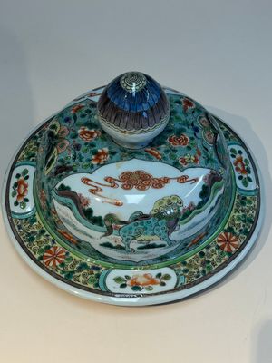 A large Chinese famille verte baluster vase and cover with animals, flowers and antiquities, Chenghua mark, 19th C. — photo 18