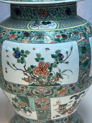 A large Chinese famille verte baluster vase and cover with animals, flowers and antiquities, Chenghua mark, 19th C. — photo 2