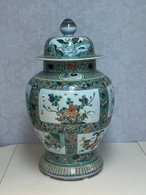 A large Chinese famille verte baluster vase and cover with animals, flowers and antiquities, Chenghua mark, 19th C. — photo 21