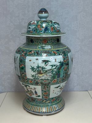 A large Chinese famille verte baluster vase and cover with animals, flowers and antiquities, Chenghua mark, 19th C. — photo 22