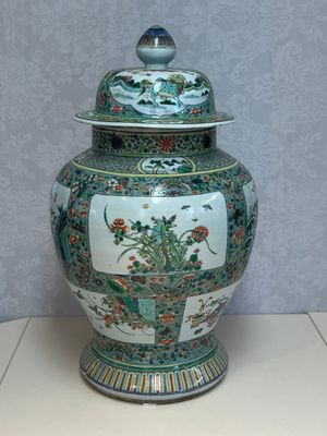 A large Chinese famille verte baluster vase and cover with animals, flowers and antiquities, Chenghua mark, 19th C. — photo 23