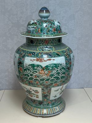 A large Chinese famille verte baluster vase and cover with animals, flowers and antiquities, Chenghua mark, 19th C. — photo 24