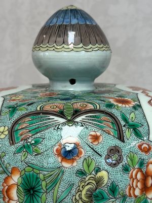 A large Chinese famille verte baluster vase and cover with animals, flowers and antiquities, Chenghua mark, 19th C. — photo 25