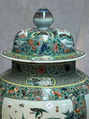 A large Chinese famille verte baluster vase and cover with animals, flowers and antiquities, Chenghua mark, 19th C. — photo 3