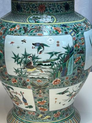 A large Chinese famille verte baluster vase and cover with animals, flowers and antiquities, Chenghua mark, 19th C. — photo 4