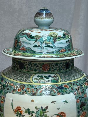 A large Chinese famille verte baluster vase and cover with animals, flowers and antiquities, Chenghua mark, 19th C. — photo 5