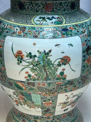 A large Chinese famille verte baluster vase and cover with animals, flowers and antiquities, Chenghua mark, 19th C. — photo 6