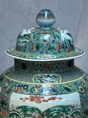 A large Chinese famille verte baluster vase and cover with animals, flowers and antiquities, Chenghua mark, 19th C. — photo 7