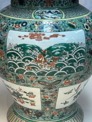 A large Chinese famille verte baluster vase and cover with animals, flowers and antiquities, Chenghua mark, 19th C. — photo 8