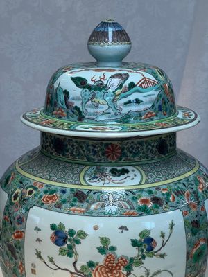 A large Chinese famille verte baluster vase and cover with animals, flowers and antiquities, Chenghua mark, 19th C. — photo 9