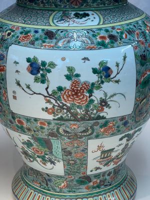 A large Chinese famille verte baluster vase and cover with animals, flowers and antiquities, Chenghua mark, 19th C. — photo 10