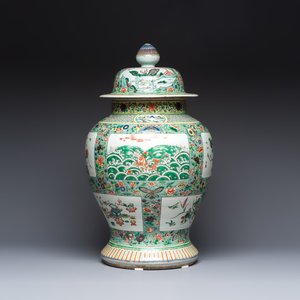 A large Chinese famille verte baluster vase and cover with animals, flowers and antiquities, Chenghua mark, 19th C. — photo 1