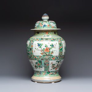 A large Chinese famille verte baluster vase and cover with animals, flowers and antiquities, Chenghua mark, 19th C. — photo 2
