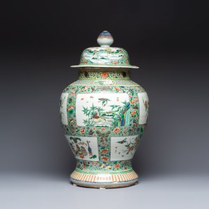 A large Chinese famille verte baluster vase and cover with animals, flowers and antiquities, Chenghua mark, 19th C. — photo 3