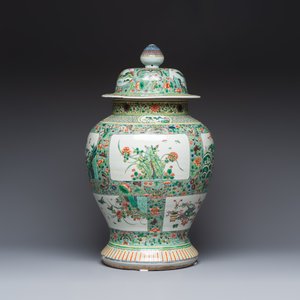 A large Chinese famille verte baluster vase and cover with animals, flowers and antiquities, Chenghua mark, 19th C. — photo 4