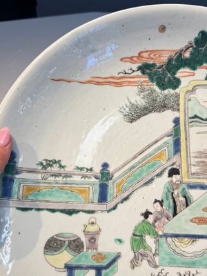 A large Chinese famille verte 'Banquet' dish, lingzhi mark, Kangxi — photo 3