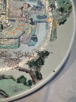 A large Chinese famille verte 'Banquet' dish, lingzhi mark, Kangxi — photo 5