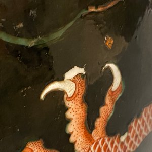 A large Chinese famille verte black-ground tianqiu ping vase with dragons, 19th C. — 照片 15