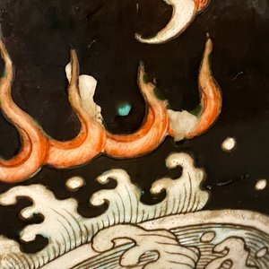 A large Chinese famille verte black-ground tianqiu ping vase with dragons, 19th C. — 照片 17