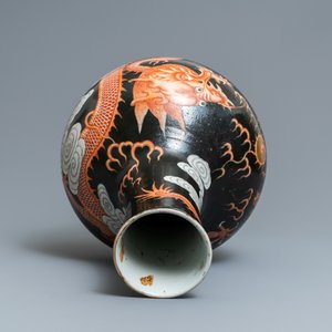 A large Chinese famille verte black-ground tianqiu ping vase with dragons, 19th C. — 照片 6