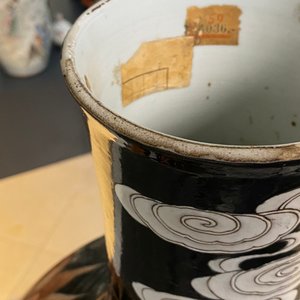 A large Chinese famille verte black-ground tianqiu ping vase with dragons, 19th C. — 照片 8