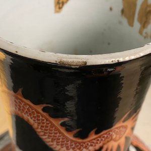 A large Chinese famille verte black-ground tianqiu ping vase with dragons, 19th C. — 照片 10