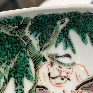 A large Chinese famille verte bowl with figurative design, Kangxi — 照片 23