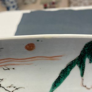 A large Chinese famille verte bowl with figurative design, Kangxi — 照片 27