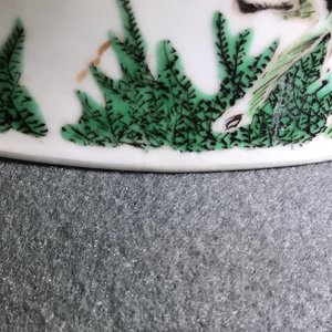 A large Chinese famille verte bowl with figures in a landscape, Kangxi — photo 14