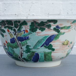 A large Chinese famille verte bowl with figures in a landscape, Kangxi — photo 18