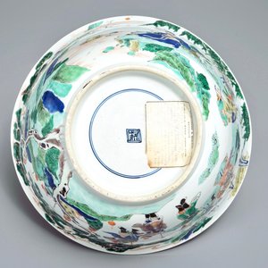 A large Chinese famille verte bowl with figures in a landscape, Kangxi — photo 7