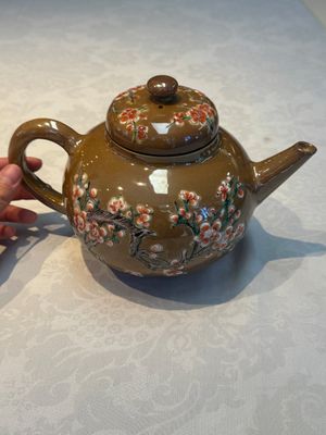 A large Chinese famille verte capucin-ground 'Prunus Blossoms' teapot and cover with relief design, Kangxi — foto 1