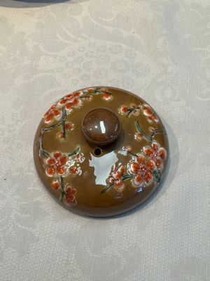 A large Chinese famille verte capucin-ground 'Prunus Blossoms' teapot and cover with relief design, Kangxi — foto 11