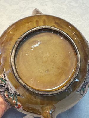 A large Chinese famille verte capucin-ground 'Prunus Blossoms' teapot and cover with relief design, Kangxi — foto 15