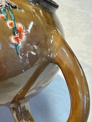 A large Chinese famille verte capucin-ground 'Prunus Blossoms' teapot and cover with relief design, Kangxi — foto 16