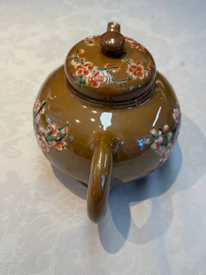 A large Chinese famille verte capucin-ground 'Prunus Blossoms' teapot and cover with relief design, Kangxi — foto 2