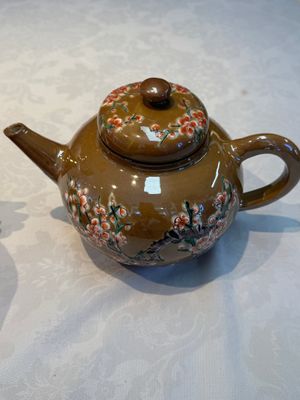 A large Chinese famille verte capucin-ground 'Prunus Blossoms' teapot and cover with relief design, Kangxi — foto 3