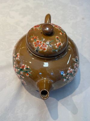 A large Chinese famille verte capucin-ground 'Prunus Blossoms' teapot and cover with relief design, Kangxi — foto 4