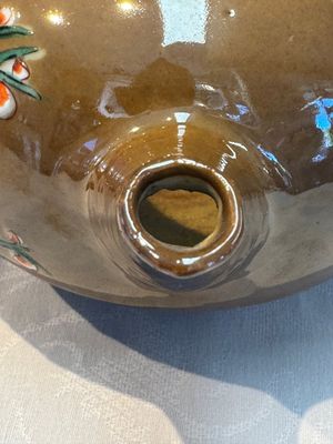 A large Chinese famille verte capucin-ground 'Prunus Blossoms' teapot and cover with relief design, Kangxi — foto 5