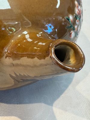 A large Chinese famille verte capucin-ground 'Prunus Blossoms' teapot and cover with relief design, Kangxi — foto 6